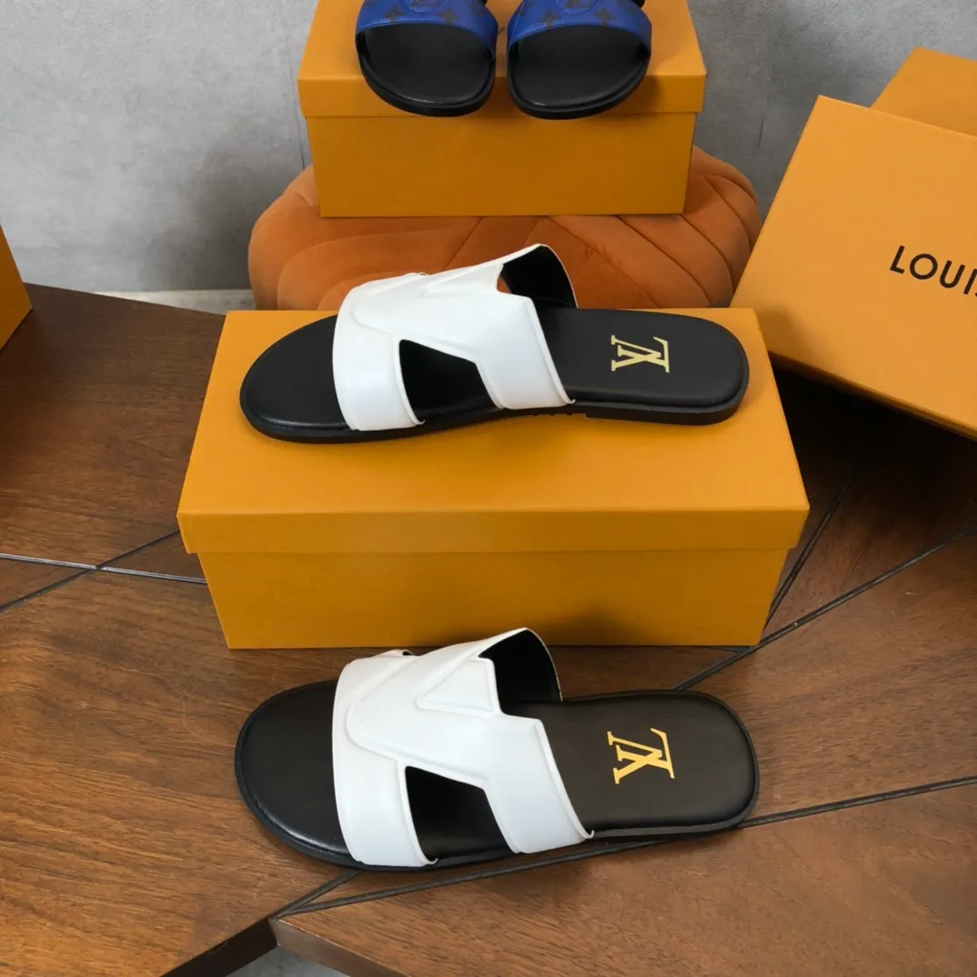 Factory price: 270💰LV counters are selling new brand luxury men's slippers, casual, loose and comfortable. The must-have model in the picture above [Happy][Happy], multiple colors available Size: 38-44, customized 45